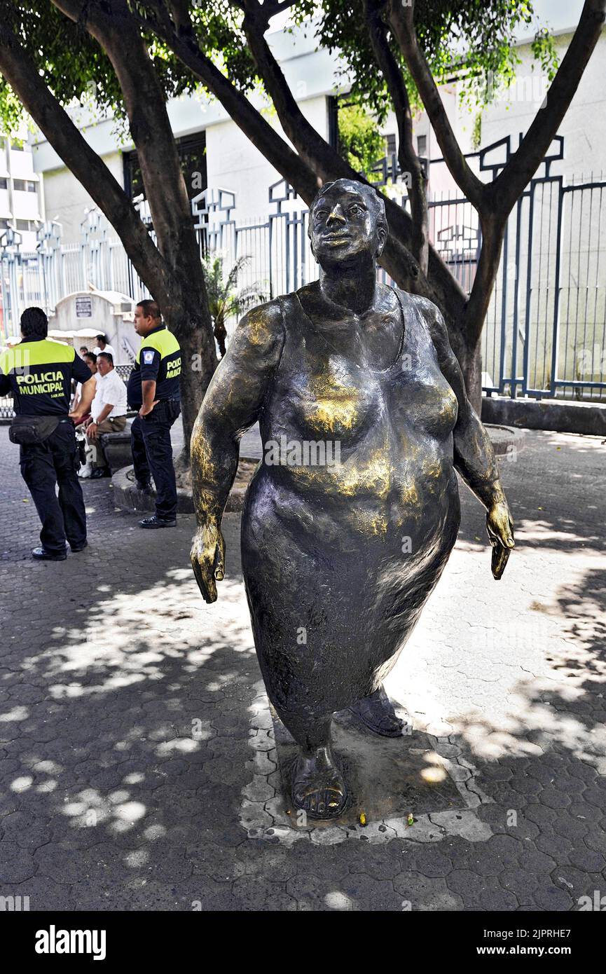 Scultura stravagante di una donna sovrappeso in Avenida-Central, San-Jose, Costa Rica, America Centrale Foto Stock