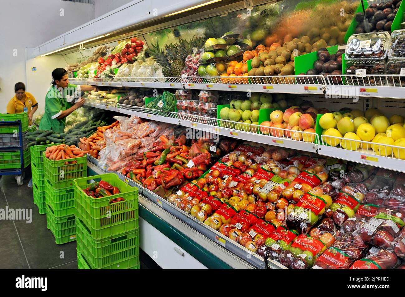 Supermercato con frutta e verdura in parte imballati vicino Puntarenas, Costa Rica, America Centrale Foto Stock