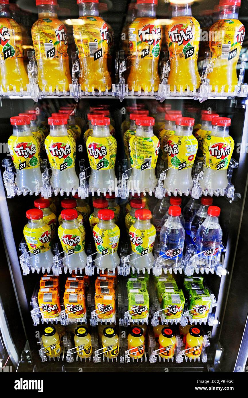 Distributore automatico di succhi di frutta Trina, aeroporto Adolfo Suarez Madrid-Barajas, Madrid, Spagna Foto Stock