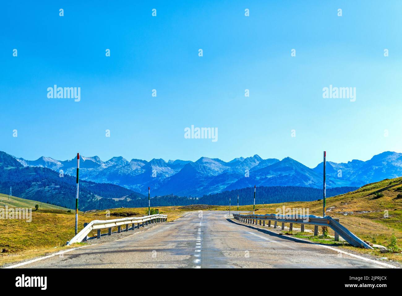 Strada asfaltata alta nella catena montuosa dei Pirenei in una bella giornata estiva presso la stazione sciistica di Pla de Beret Foto Stock