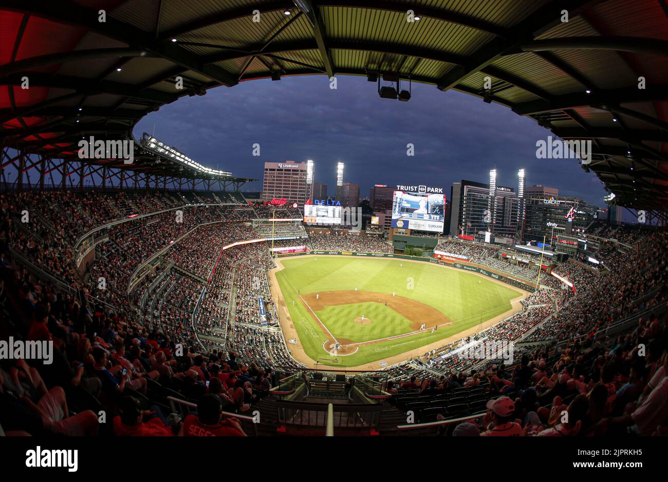 Atlanta, Georgia. USA; Una vista generale del campo al tramonto durante una partita di baseball della Major League tra gli Atlanta Braves e i New York Mets, giovedì Foto Stock