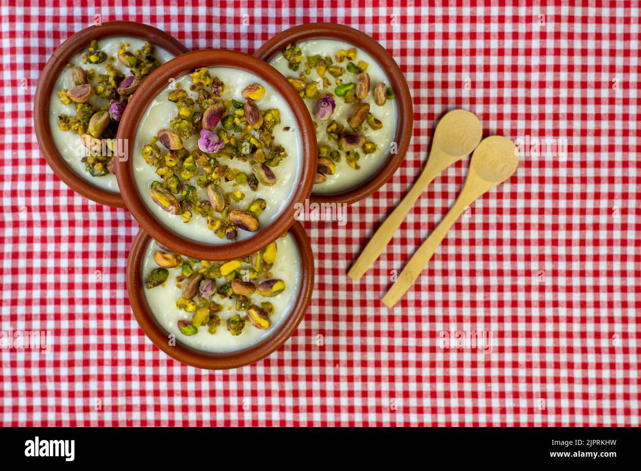 Riso al latte in vasellame piatto, spazio copia. Foto Stock