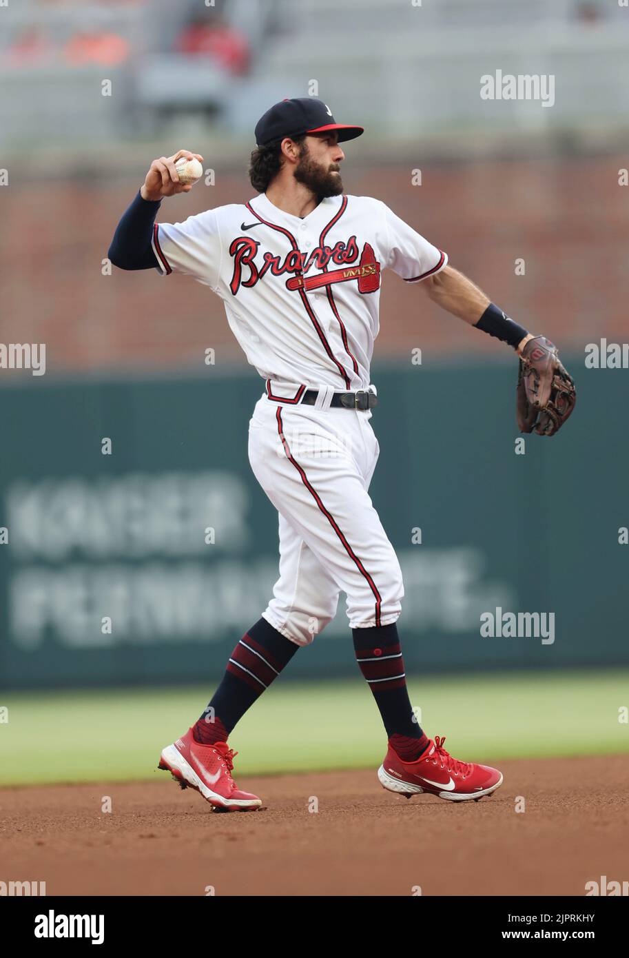Atlanta, Georgia. Stati Uniti; Atlanta Braves shortstop Dansby Swanson (7) getta al primo per l'out durante una partita di baseball della Major League contro l'Atlanta Bra Foto Stock
