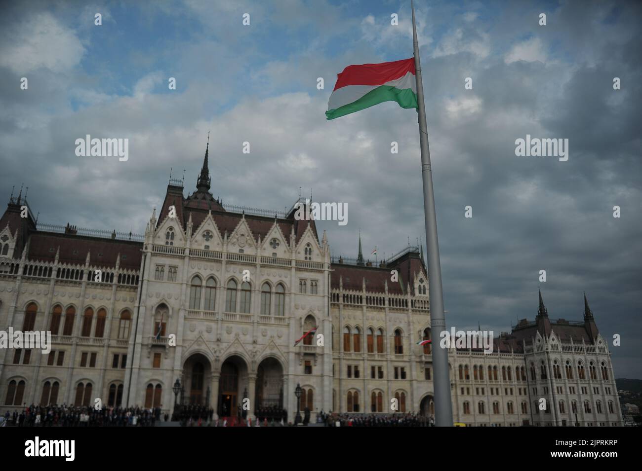 Budapest, Ungheria, 20th ago 2022, Ceremonial aumento della bandiera ungherese su Piazza Kossuth Lajos in occasione del 939th ° anniversario di finanziamento dell'Ungheria cristiana, Balint Szentgallay / Alamy Live News Foto Stock