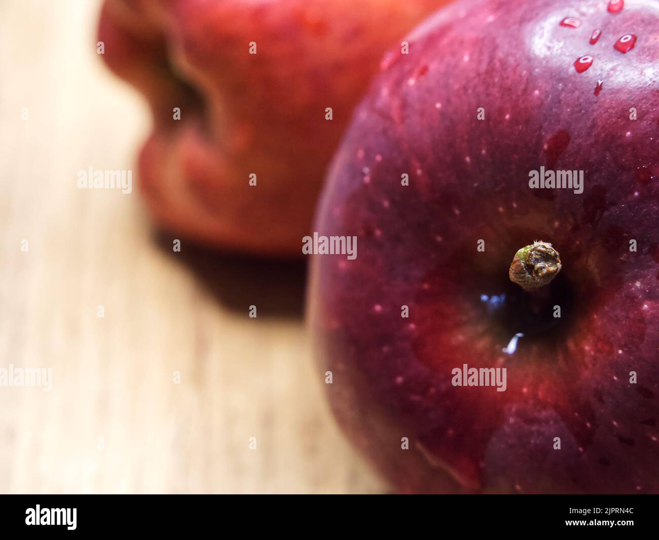 Mela rossa bagnata, primo piano. Uno spazio di copia. Foto Stock