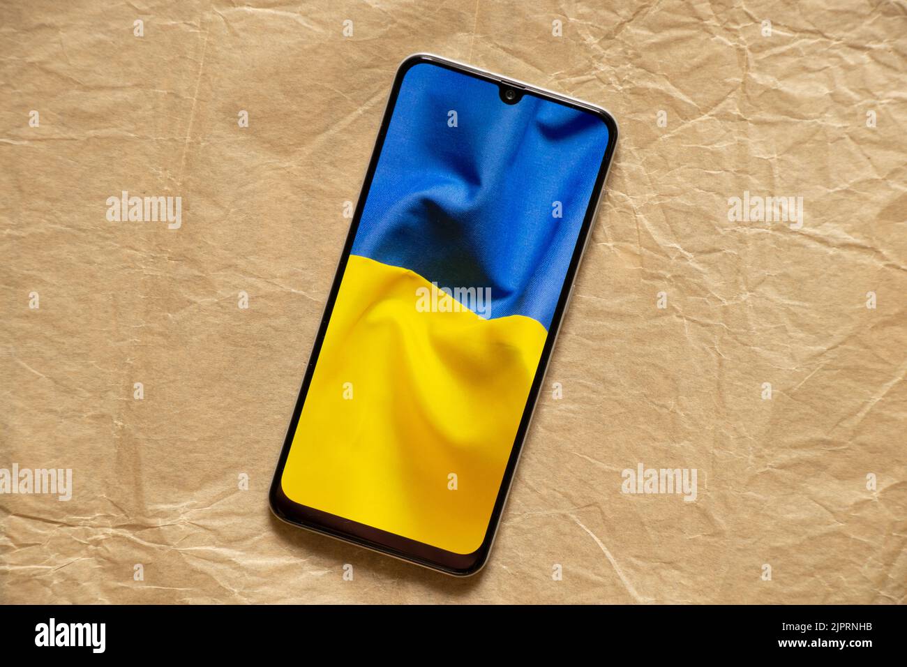 La bandiera nazionale dell'Ucraina come sfondo al telefono, la pace in Ucraina, nessuna guerra, paese libero, guerra in Ucraina 2022 Foto Stock