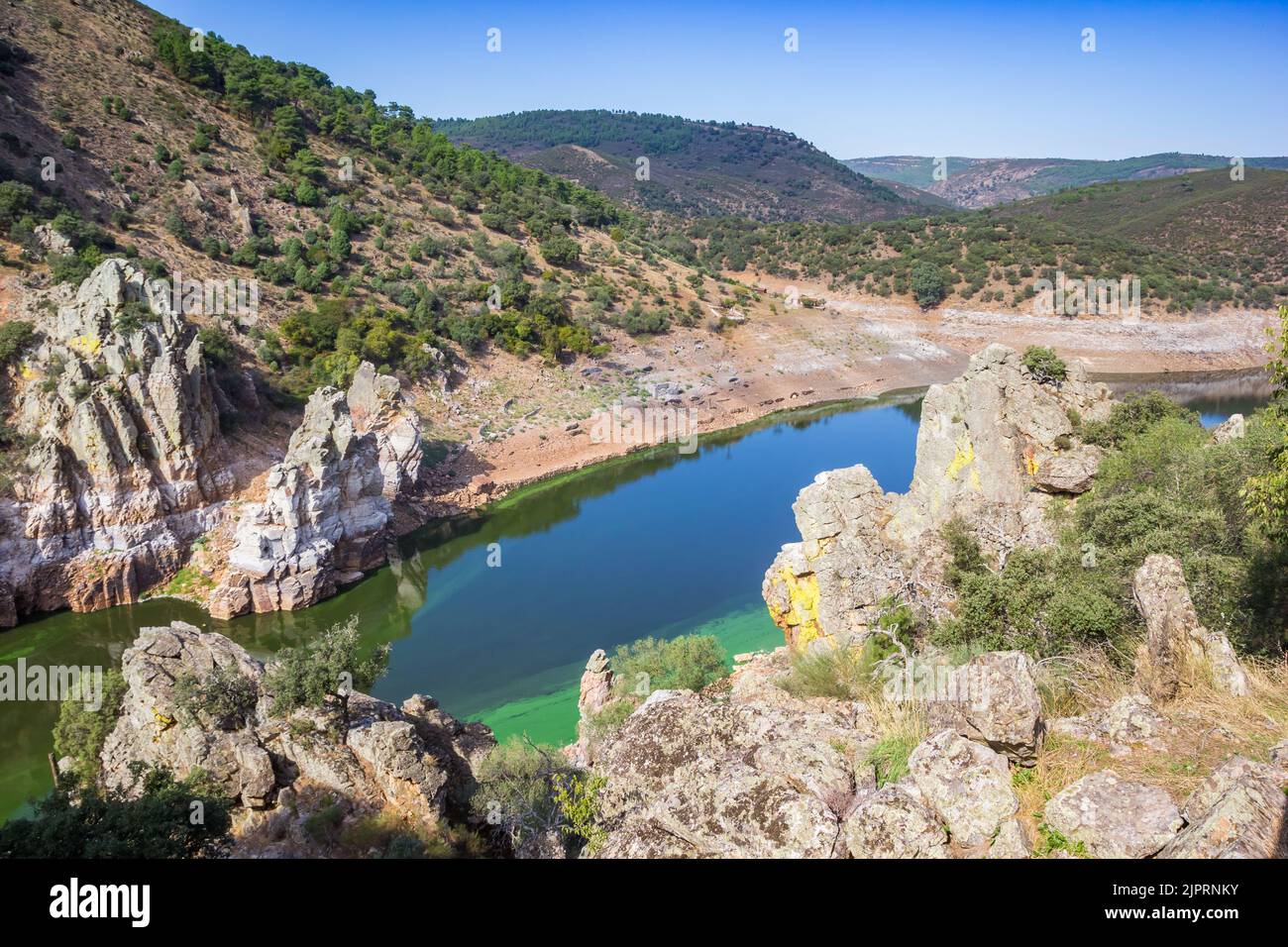 Rocce e lago del parco nazionale di Monfrague, Spagna Foto Stock