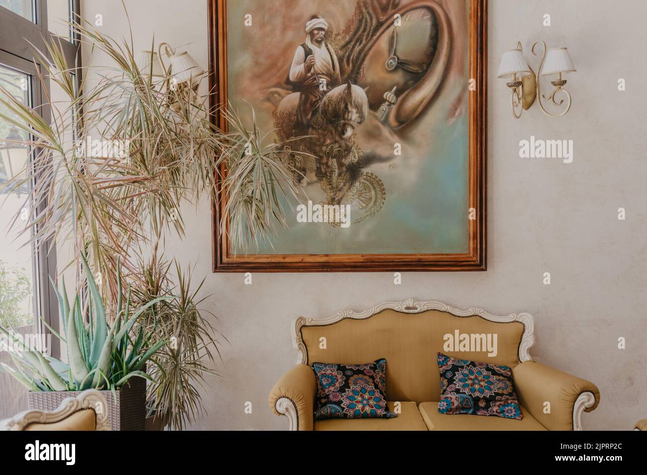 Uno splendido design interno di un hotel di un dipinto surreale arabo sopra un divano a Kharkiv, Ucraina Foto Stock