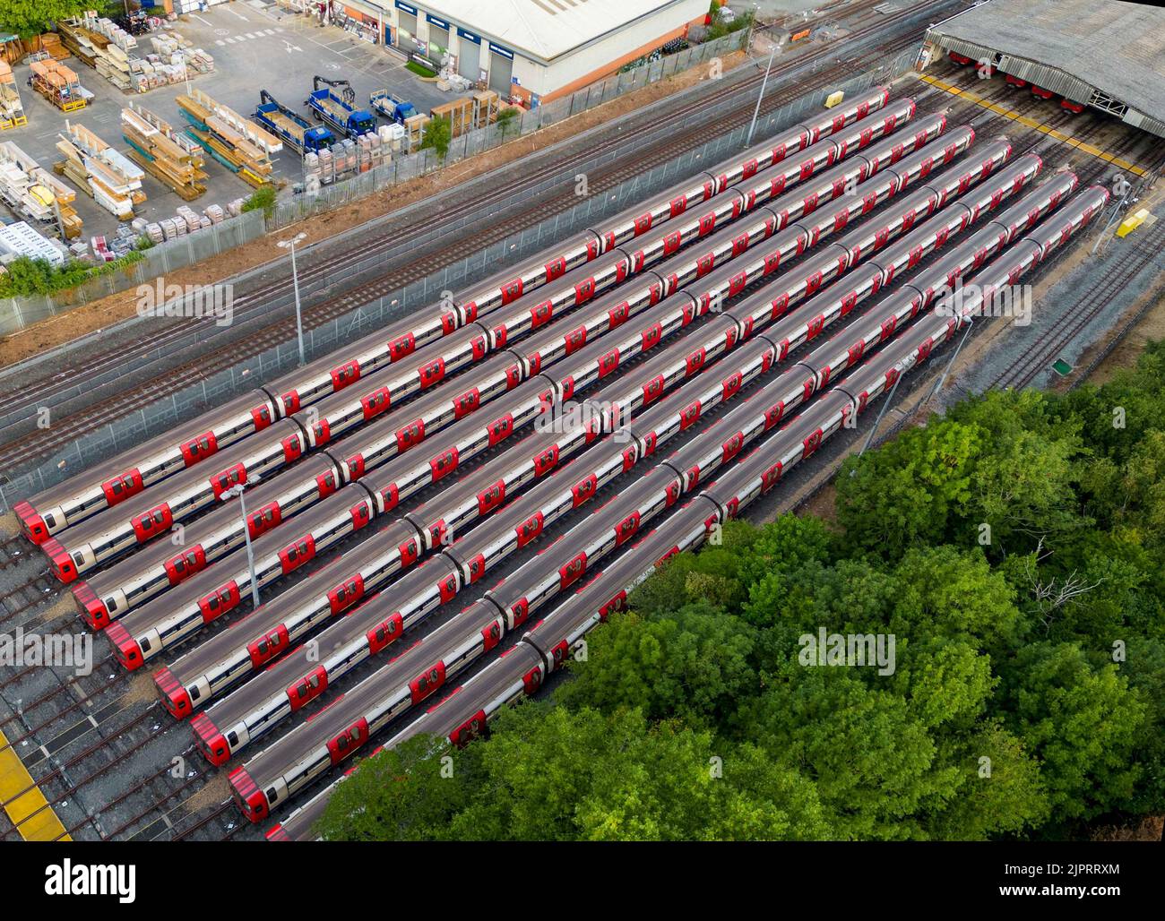 il pic mostra: 19.8.22 Shed per i treni della metropolitana tra le stazioni di East Finchley e Highgate è pieno di treni inutilizzati come lo sciopero della metropolitana significava che la maggior parte delle linee erano Foto Stock