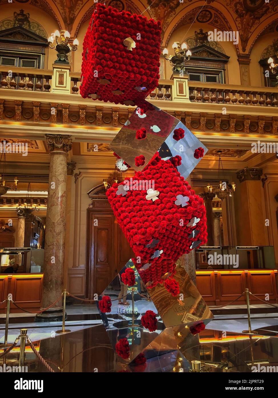 Un colpo verticale di dadi fioriti nella lobby del casino de Monte-Carlo Foto Stock