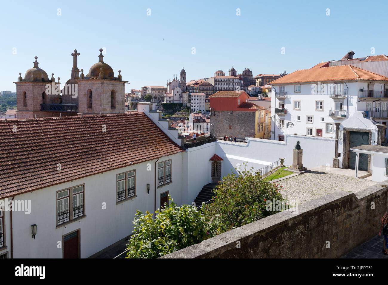 Porto vista panoramica, Portogallo. Centro in distanza è la chiesa 'Igreja de Nossa Senhora da Vitória' di fronte se che è Viewpoint 'Miradouro Vitoria'. Foto Stock