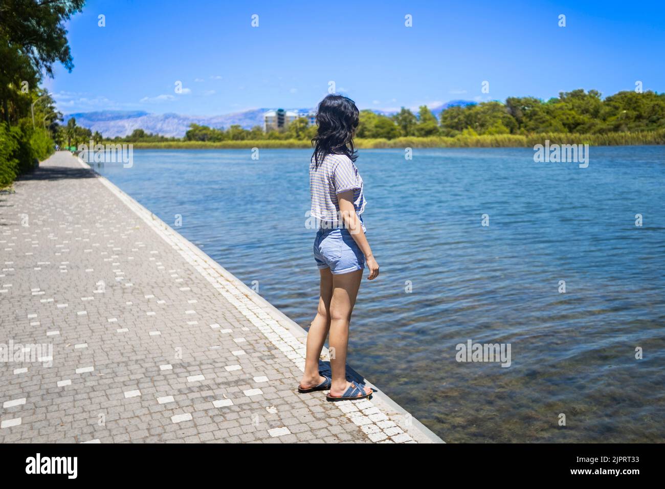 Una ragazza giovane sulla riva del lago Titreyen Gol in Turchia Foto Stock