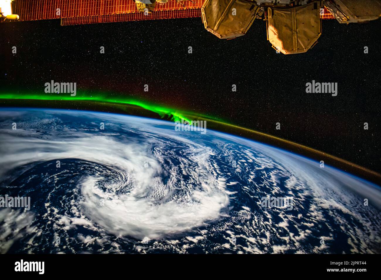 Pianeta Terra Aurora Borealis Storm in formazione. Per la guida all'uso della NASA: https://www.nasa.gov/multimedia/guidelines/index.html Foto Stock