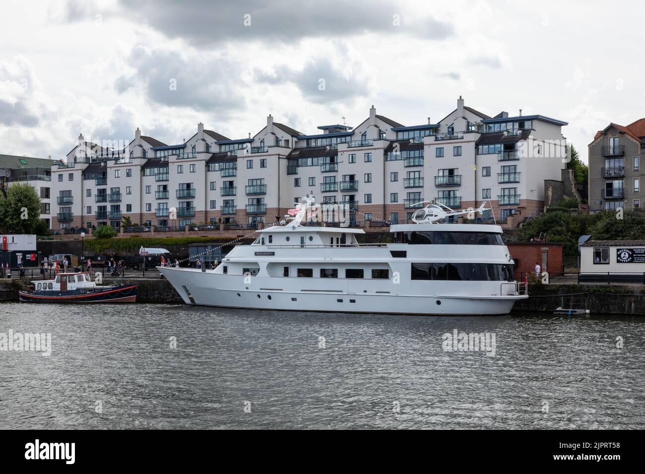 Un superyacht privato chiamato "Miss Conduct" con elicottero sul tetto ancorato a Wapping Wharf, il porto galleggiante di Bristol, la città di Bristol, Inghilterra, Regno Unito Foto Stock