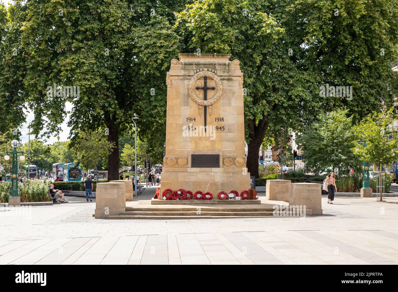 Il Bristol Cenotaph War Memorial nel centro di Bristol con corone papavero alla sua base, la città di Bristol, Inghilterra, Regno Unito Foto Stock