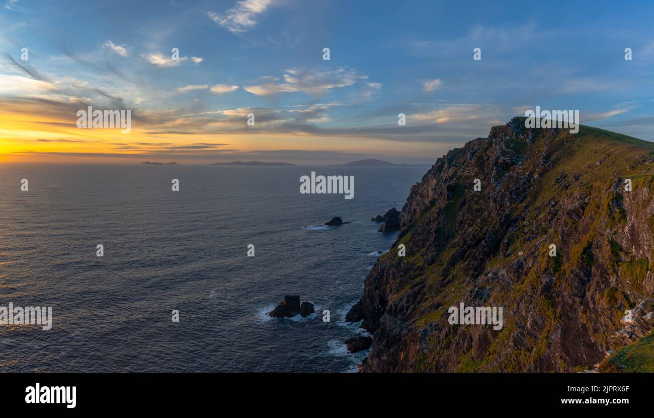 Tramonto sull'Oceano Atlantico e le scogliere di Bray Head sull'Isola di Valentia nella Contea di Kerry dell'Irlanda occidentale Foto Stock