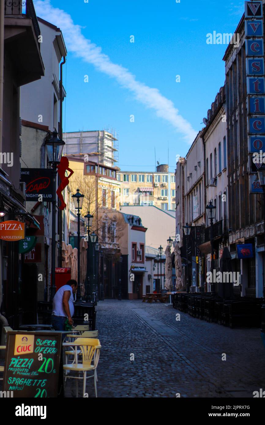 Downtown Street a Bucarest, Romania 2019, persone a piedi, vacanza, bella giornata Foto Stock