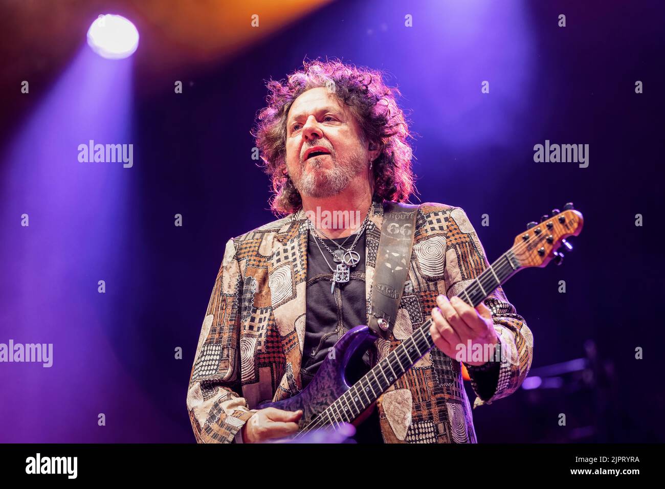 Oslo, Norvegia. 18th, agosto 2022. La rock band americana Toto ha tenuto un concerto dal vivo alla Vulkan Arena di Oslo. Qui il chitarrista Steve Lukather è visto dal vivo sul palco. (Photo credit: Gonzales Photo - Terje Dokken). Foto Stock