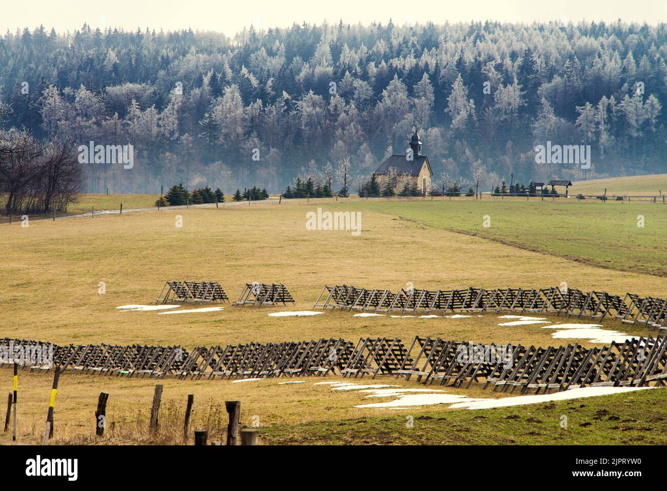 Guntramovice Repubblica Ceca Germania relazioni statua nei Sudeti Moravi in primavera con alberi coperti di ghiaccio. Foto Stock