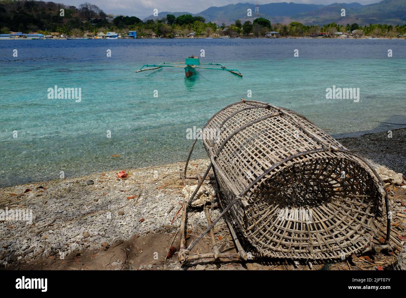Indonesia Alor Island - trappola di pesce fatta a mano e paesaggio marino Foto Stock