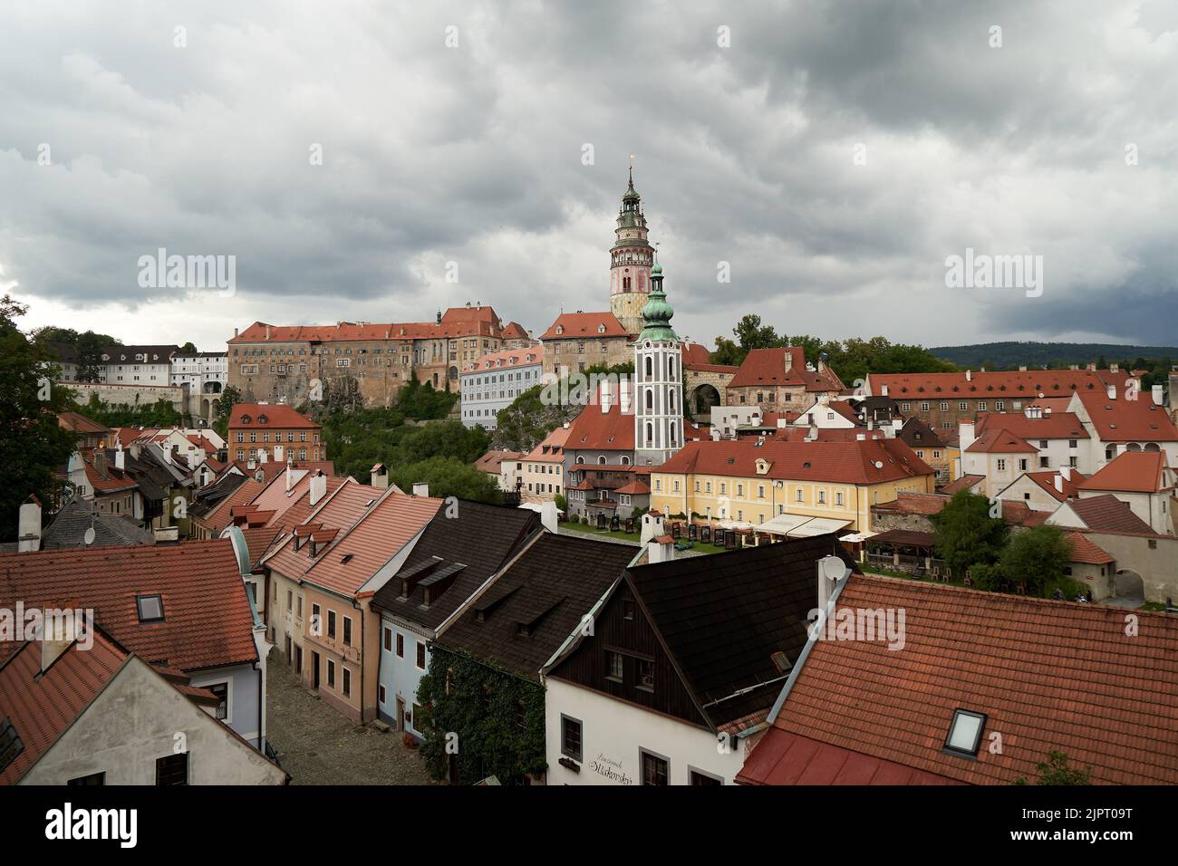 Bella vista sulla chiesa e il castello di Cesky Krumlov in una giornata nuvolosa, Repubblica Ceca. Foto Stock