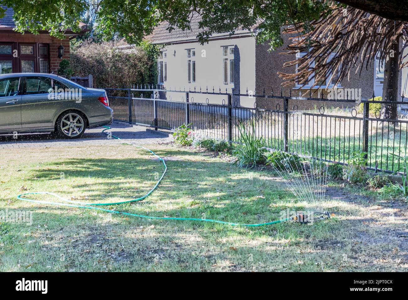 Un tubo flessibile visto essere in uso in un giardino anteriore a Rainham, Londra. Immagine ripresa il 10th agosto 2022. © Belinda Jiao jiao.bilin@gmail.com 07598931257 Foto Stock