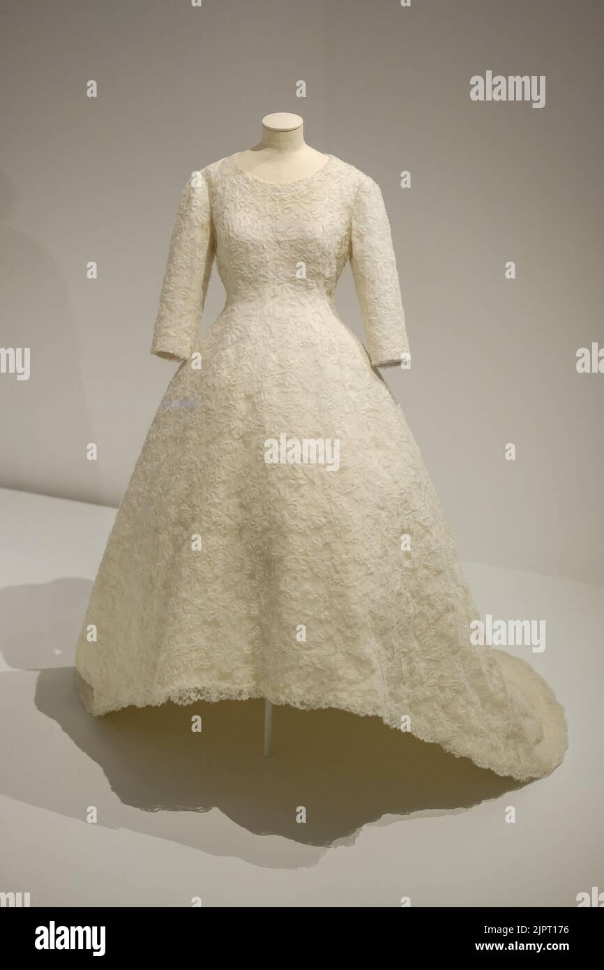 Vista di un abito da sposa in pizzo bianco esposto nella mostra  "personaggio Balenciaga" al Museo Cristobal Balenciaga di Getaria,  Gipuzkoa. Questa mostra espone 90 pezzi distribuiti in cinque sale in cui