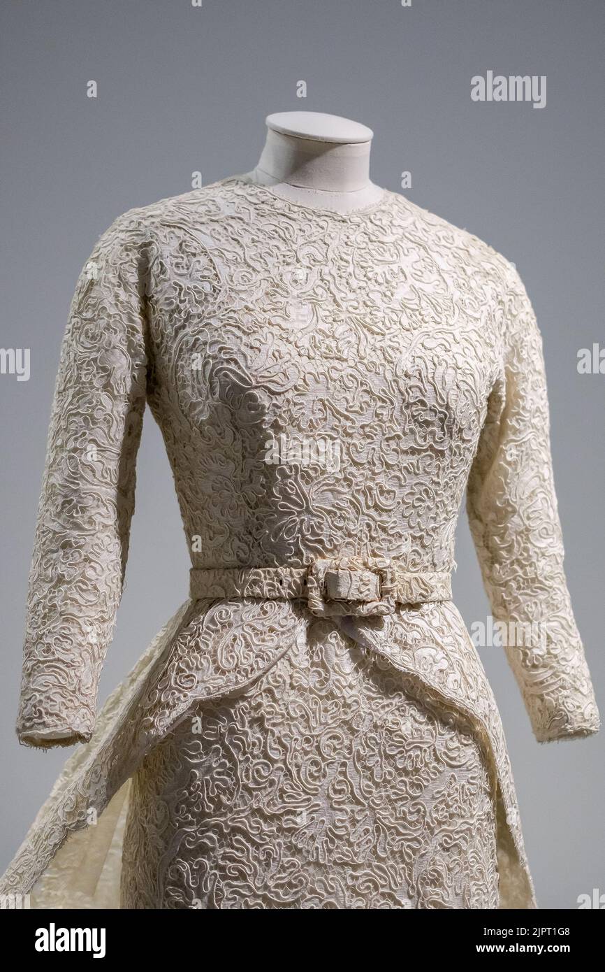 Gipuzkoa, Spagna. 19th ago, 2022. Vista di un abito da sposa guipure esposto nella mostra 'personaggio Balenciaga' al Museo Cristobal Balenciaga di Getaria, Gipuzkoa. Questa mostra espone 90 pezzi distribuiti in cinque sale in cui apprezzare silhouette, volumi, tessuti e ricami, e scoprire che il mondo interno, spesso nascosto, che il taglio, la tecnica e le finiture haute couture rendono possibile. (Foto di Atilano Garcia/SOPA Images/Sipa USA) Credit: Sipa USA/Alamy Live News Foto Stock