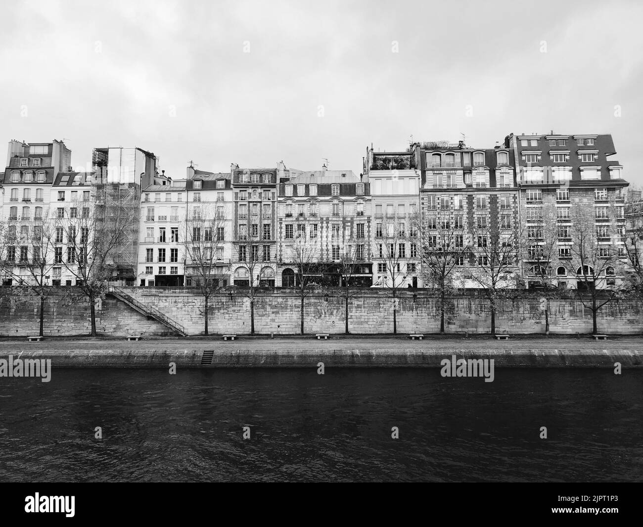 Una bella vista di vecchi edifici vicino al fiume Senna sulle strade di Parigi Francia Foto Stock