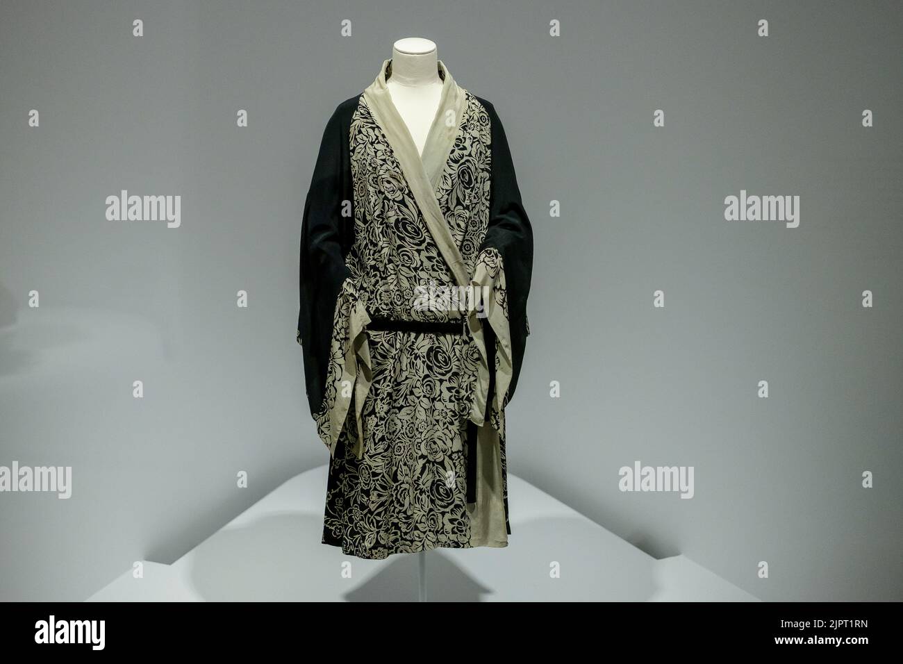 Gipuzkoa, Spagna. 19th ago, 2022. Vista di un accappatoio di seta kimono esposto alla mostra ''personaggio Balenciaga'' presso il Museo Cristobal Balenciaga di Getaria, Gipuzkoa. Questa mostra espone 90 pezzi distribuiti in cinque sale in cui apprezzare silhouette, volumi, tessuti e ricami, e scoprire che il mondo interno, spesso nascosto, che il taglio, la tecnica e le finiture haute couture rendono possibile. (Credit Image: © Atilano Garcia/SOPA Images via ZUMA Press Wire) Foto Stock