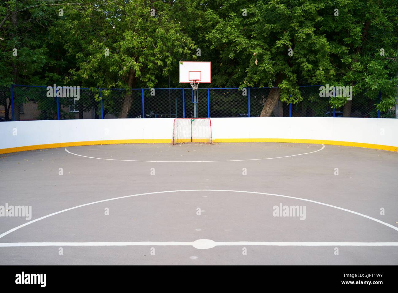 Canestro da basket all'aperto in un parco giochi urbano all'aperto. Concetto di stile di vita sportivo. Foto Stock