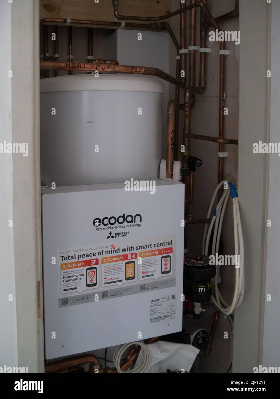 Mitsubishi Electric fonte di aria interna pompa di calore in piccolo armadio utilizzato per riscaldare piccola casa di tre camere da letto Foto Stock