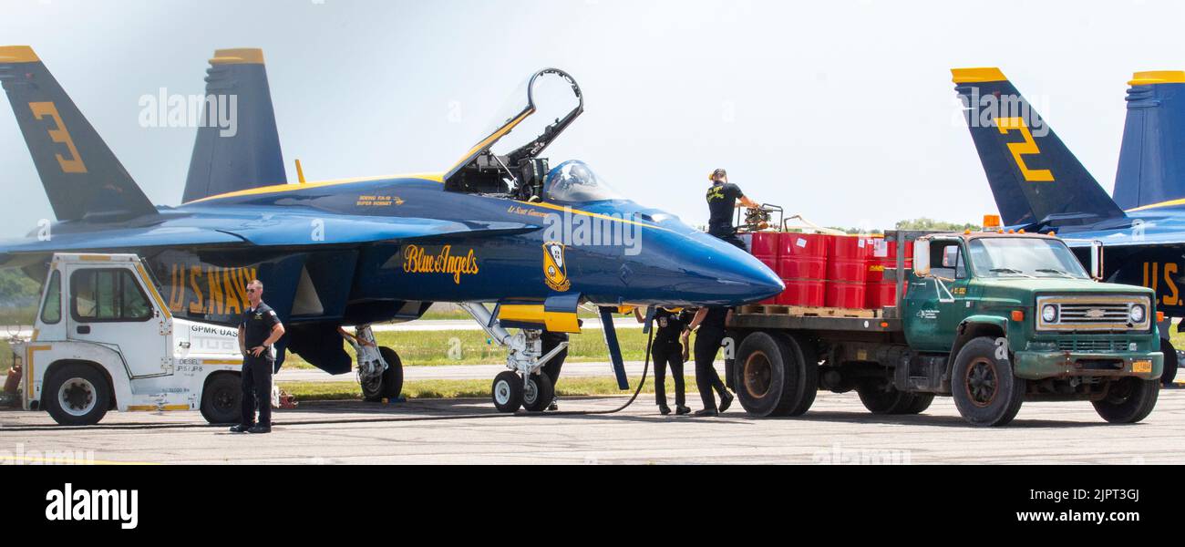 Farmingdale, New York, USA - 26 maggio 2022: Due jet US Navy Blue Angels serviti dall'equipaggio di manutenzione dopo un volo all'aeroporto Republic su lo Foto Stock