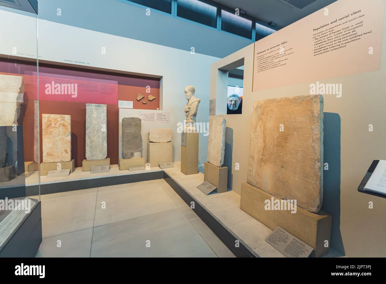 07.13.2022 Thessaloniki, Grecia. Museo Archeologico di Salonicco. Grandi pezzi di pareti di pietra con frasi in lingua greca su un display grigio. Visitare un museo come una forma di viaggio. Foto di alta qualità Foto Stock