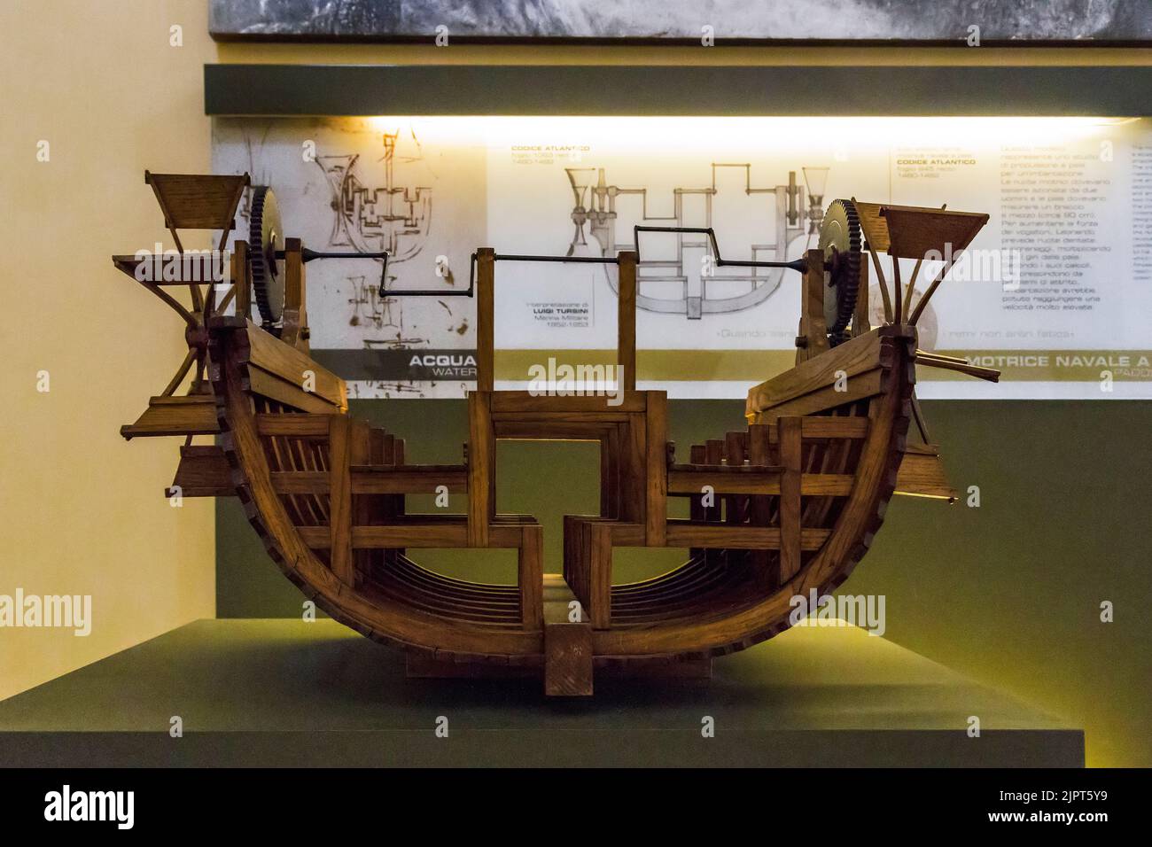 MILANO, ITALIA - 19 MAGGIO 2018: Questo è un modello di motore marino, una delle invenzioni di Leonardo da Vinci, nel Museo della Scienza e della tecnologia. Foto Stock