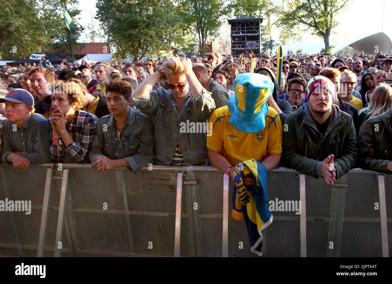 Tifosi di calcio al Festival Hultfred, che si sono presi una pausa durante il festival musicale per guardare la Svezia-Inghilterra sul grande schermo. Una breve svolta, e sembrava che sarebbe stata una divertente notte a Kiev. Ma l'Inghilterra ha ottenuto l'ultima parola e la Svezia è eliminata dai campionati europei 2012. Foto Stock