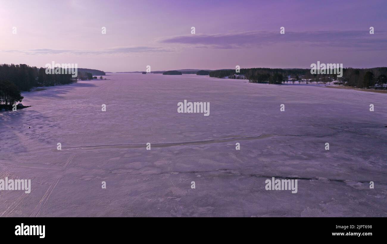 Ei enää lunta Suvasveden jäällä / niente più neve sul ghiaccio del lago Suvasvesi. Dal ponte di Vehmersalmi, Finlandia, 2022-03-24 07:46 +02. Temp. 0 °C, vento W Foto Stock