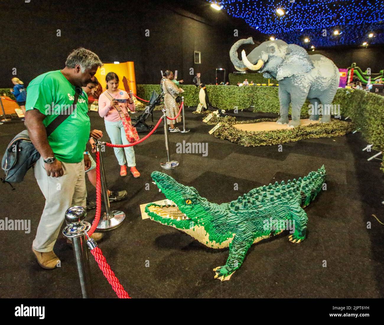 londra 20 agosto 2022 una giornata interattiva divertente ed educativa per tutta la famiglia. BRICKLIVE in the Park un mondo di sculture giganti, attraverso una terra di bestie mitiche, costruisci le tue creazioni in più zone a tema, metti alla prova le tue abilità di Ninja sul campo d'assalto e perfeziona la tua abilità con le lezioni di Master Builder. Paul Quezada-Neiman/Alamy Live News Foto Stock