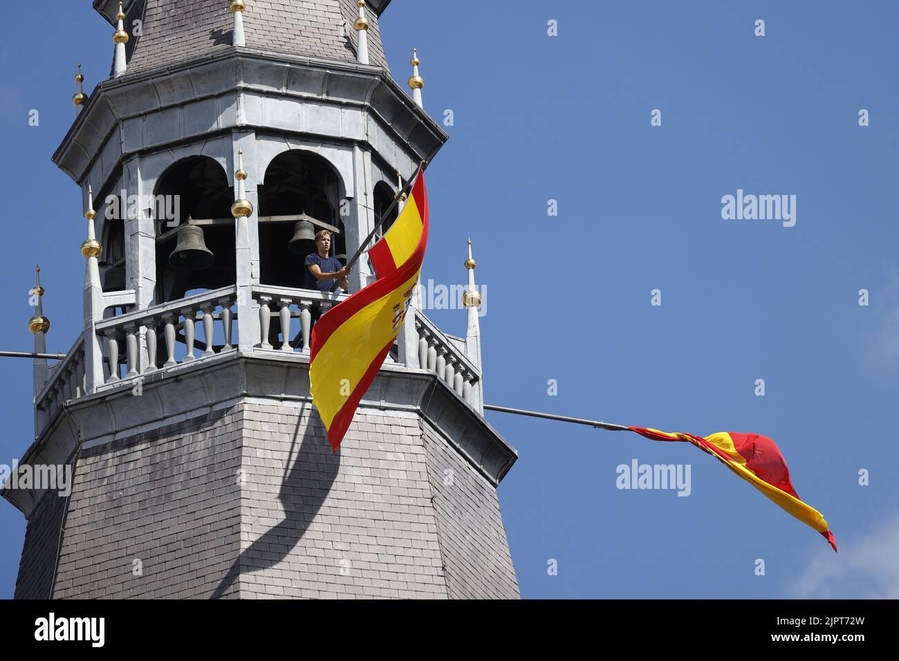 DEN BOSCH - bandiere spagnole sulla Cattedrale di San Giovanni durante l'inizio della seconda tappa della Vuelta a Espana (Vuelta a Espana). La seconda tappa della Vuelta va da Den Bosch a Utrecht. Foto Stock