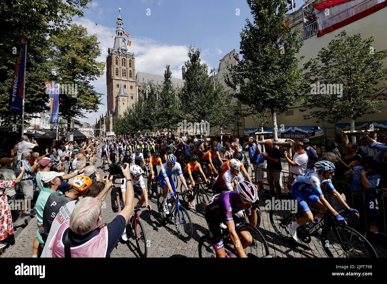 DEN BOSCH - il peloton durante l'inizio della seconda tappa della Vuelta a Espana (Vuelta a Espana). La seconda tappa della Vuelta va da Den Bosch a Utrecht. Foto Stock