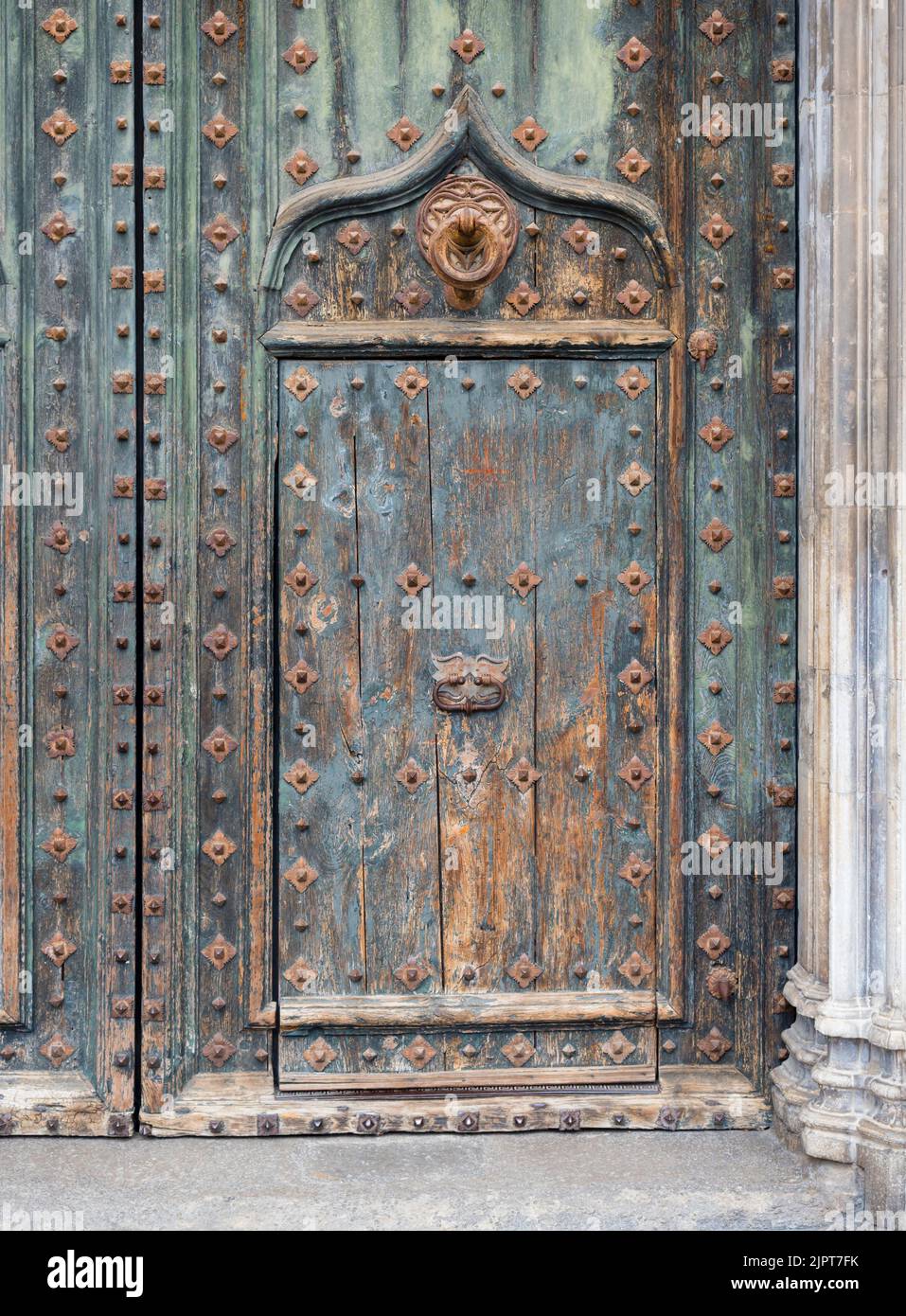Girona, Spagna - 26 giugno 2022: Porta d'ingresso ornata all'antica cattedrale di Girona (Catalunia/Spagna) Foto Stock