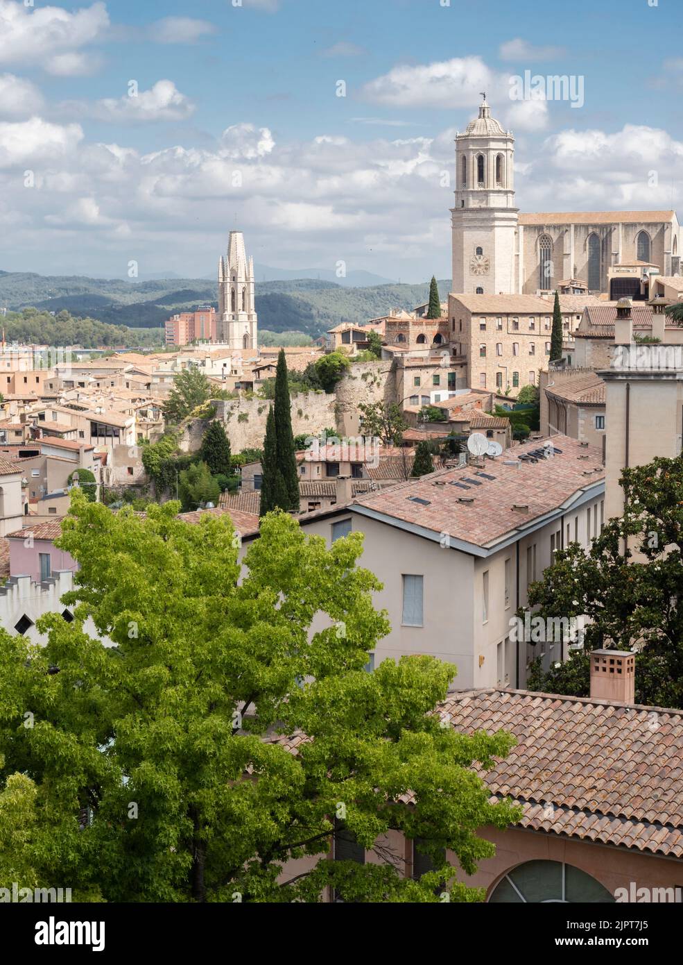 Girona, Spagna - 26 giugno 2022: Vista sul centro storico di Girona in Catalunia, Spagna, con la cattedrale della città. Foto Stock