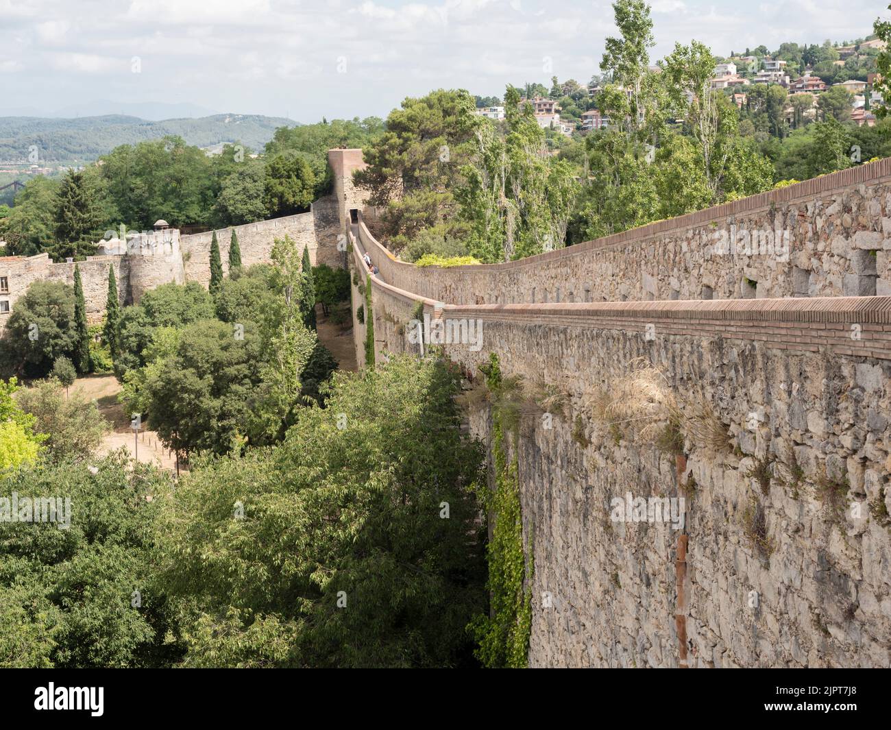 Girona, Spagna - 26 giugno 2022: Vista dell'antica cinta muraria di Girona in Catalunia, Spagna. Foto Stock
