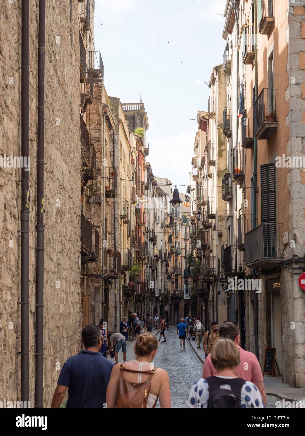 Girona, Spagna - 26 giugno 2022: Vista sul centro storico di Girona in Catalunia, Spagna Foto Stock