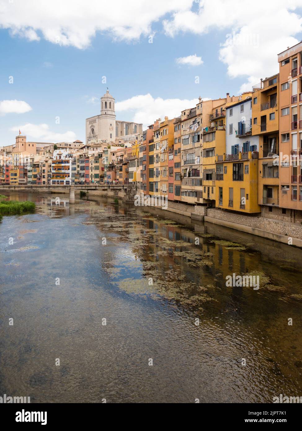 Girona, Spagna - 26 giugno 2022: Vista sul centro storico di Girona con il fiume Onyar (Catalunia, Spagna). Foto Stock