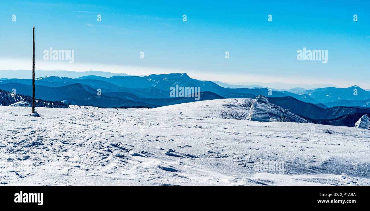 Parte meridionale di Mala Fatra con la collina di Klak, Strazovske vrchy con la collina di Strazov dalla collina di Vidlica sul foro di Martinske in inverno Mala Fatra montagne in S Foto Stock