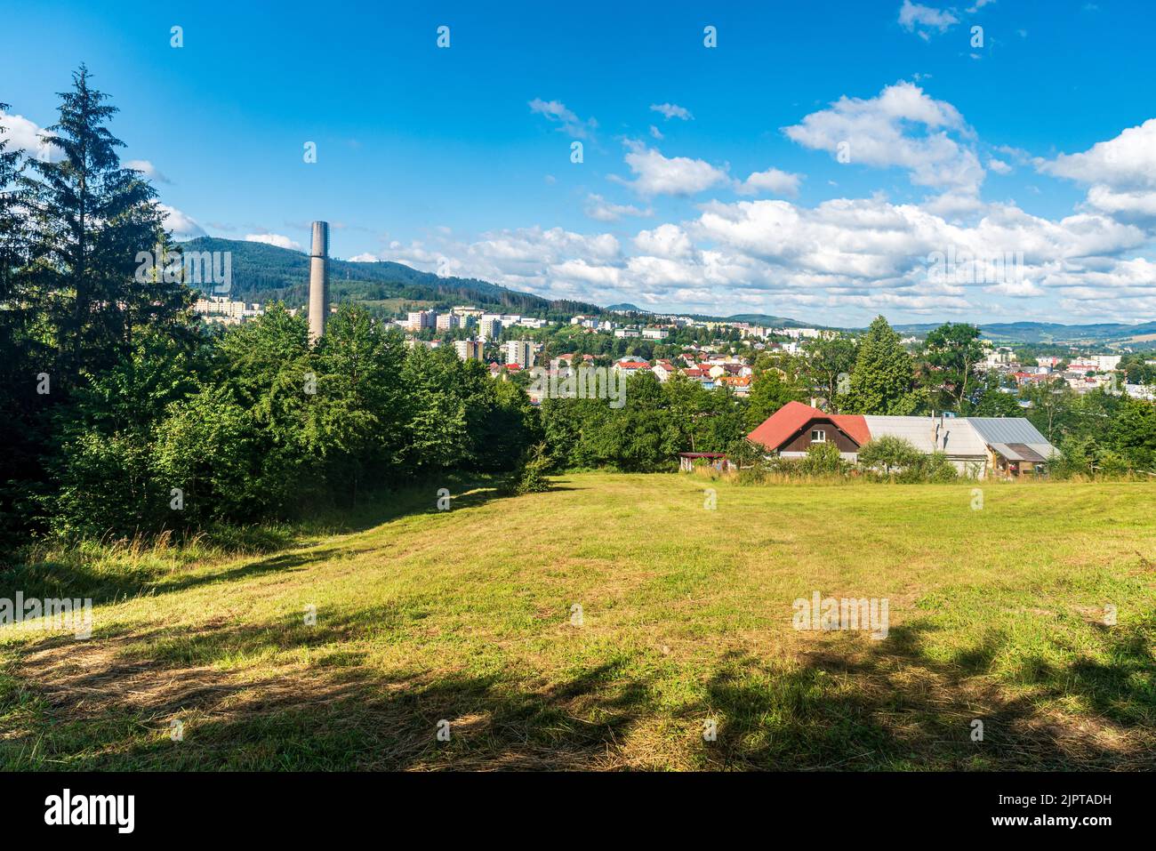 Cadca città in Slovacchia durante la mattina d'estate con cielo blu e nuvole Foto Stock