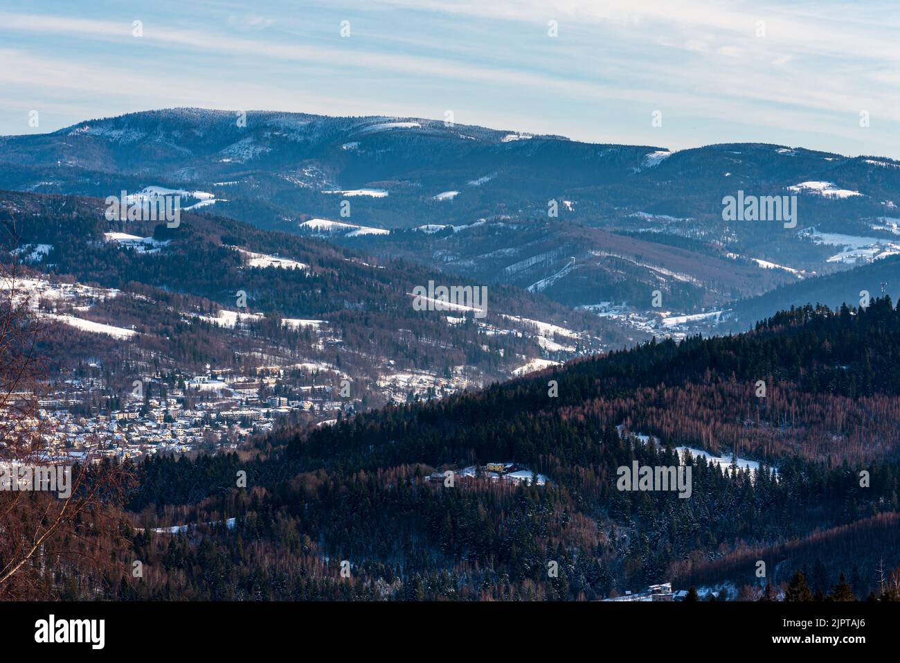Wisla città con Barania Gora collina sopra dal prato sotto Wielka Czantoria hil cima in inverno Beskid Slaski montagne in Polonia Foto Stock