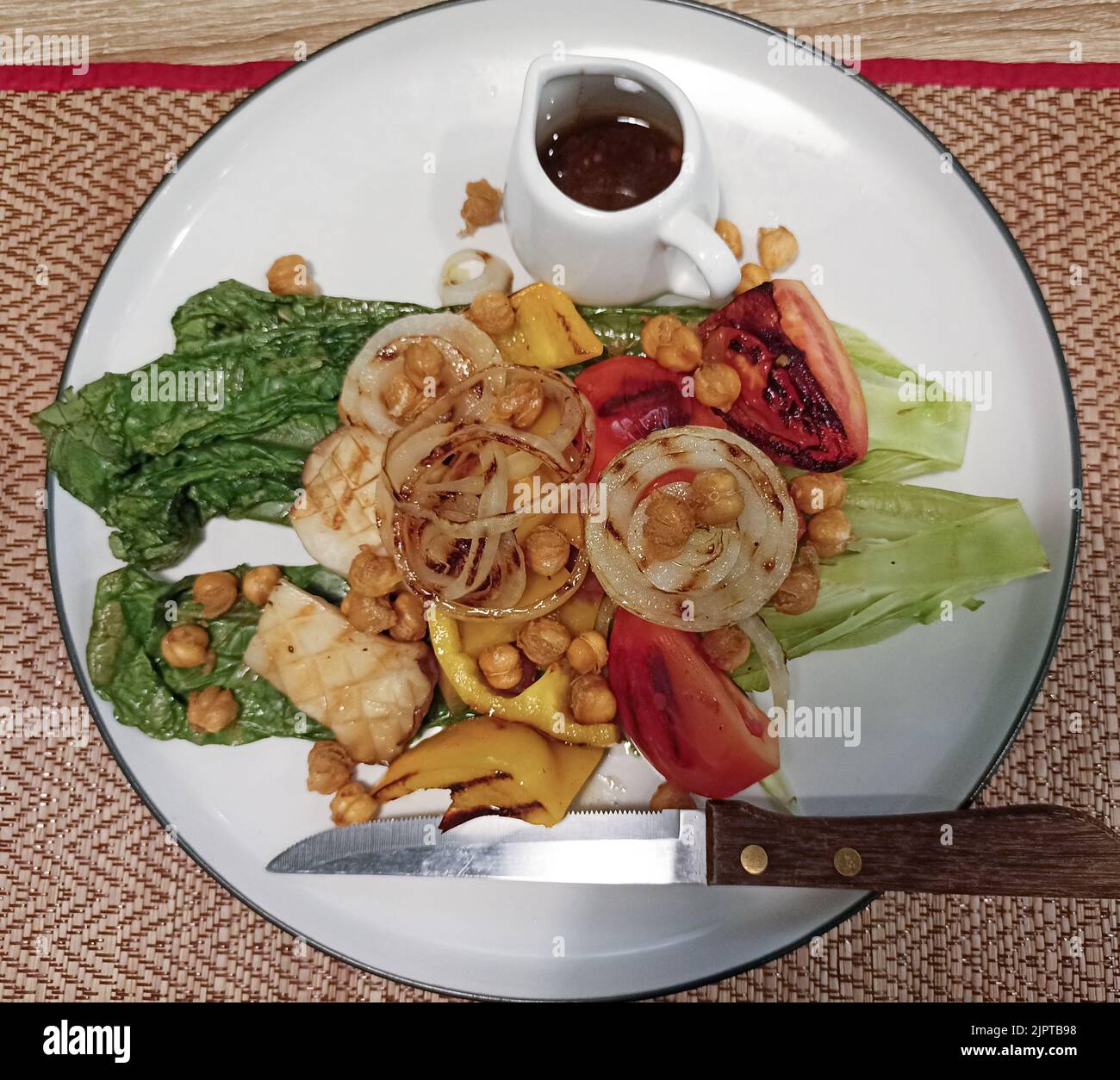 pomodori cipollotti lattuga ceci alla griglia. cibo vegetariano a base di piante Foto Stock