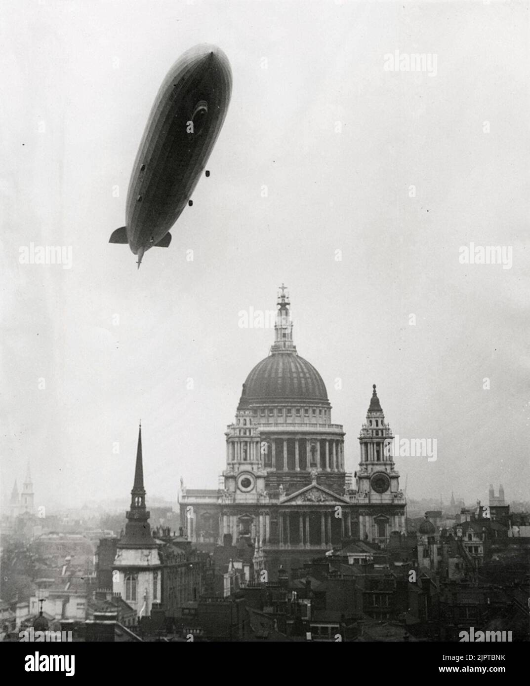 Il Graf Zeppelin tedesco vola sopra la cattedrale di St. Paul mentre in una visita stampa a Londra. Foto Stock